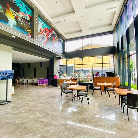 Fox Hotel Jayapura Exteriör bild