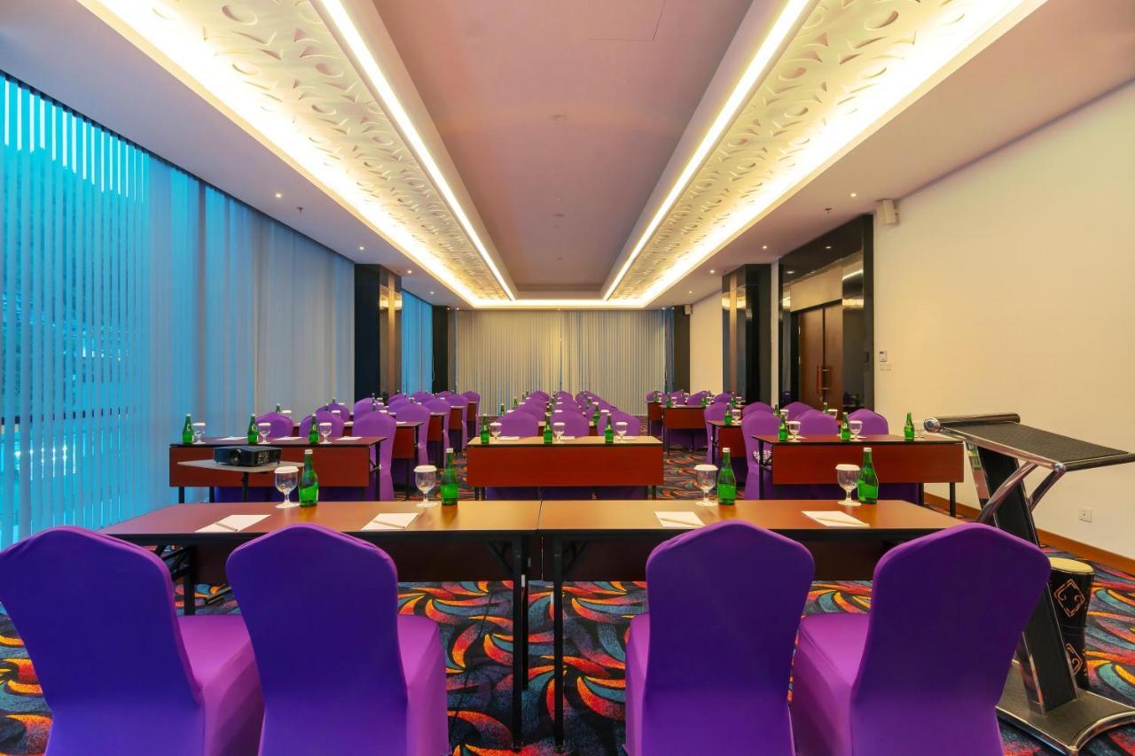 Fox Hotel Jayapura Exteriör bild
