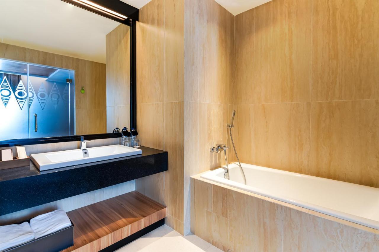 Fox Hotel Jayapura Exteriör bild