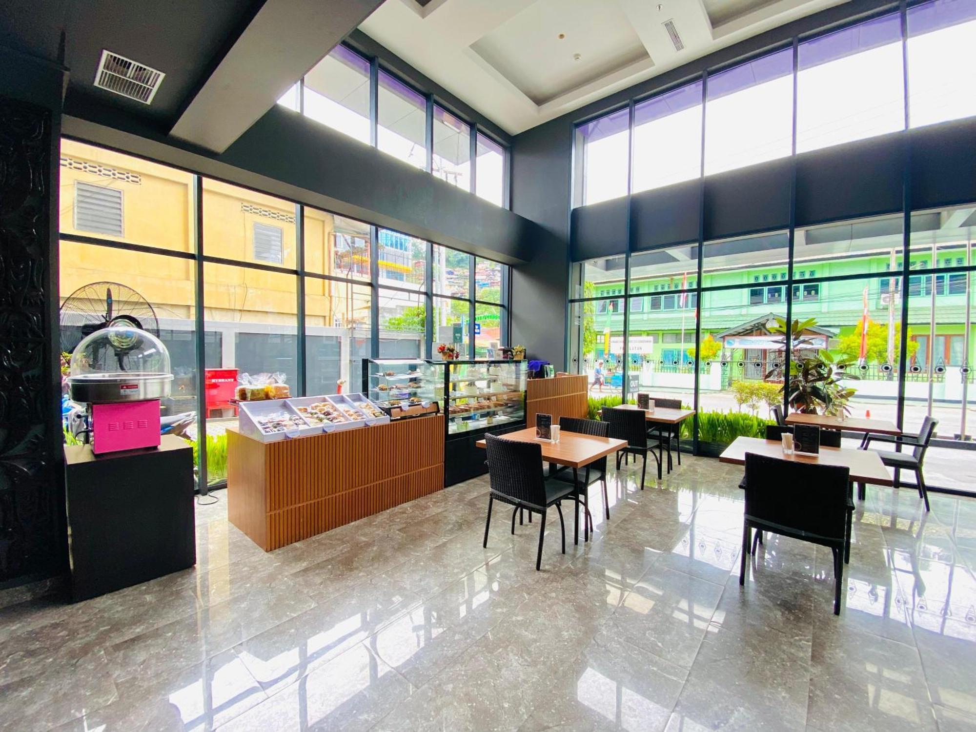 Fox Hotel Jayapura Exteriör bild