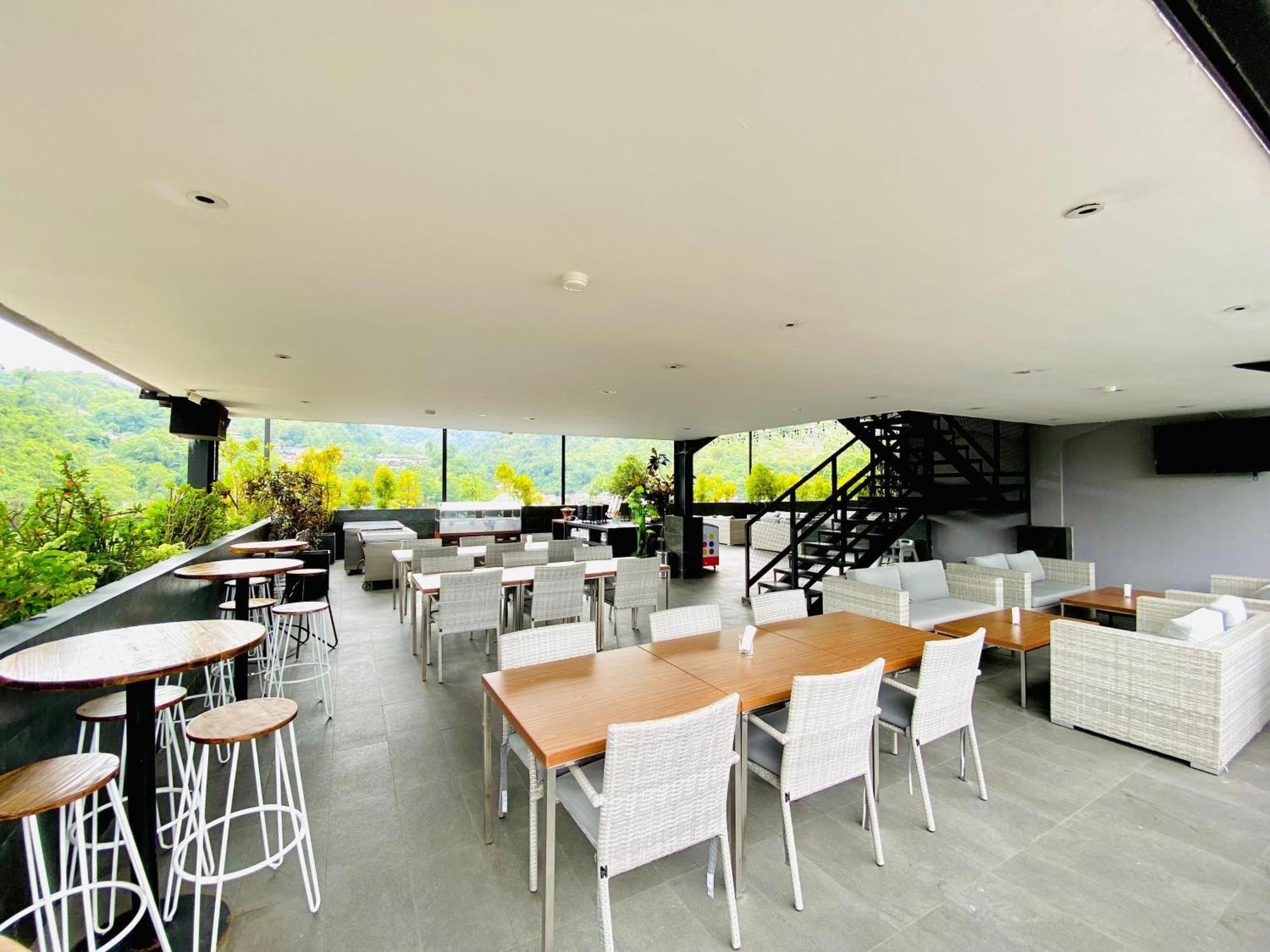 Fox Hotel Jayapura Exteriör bild